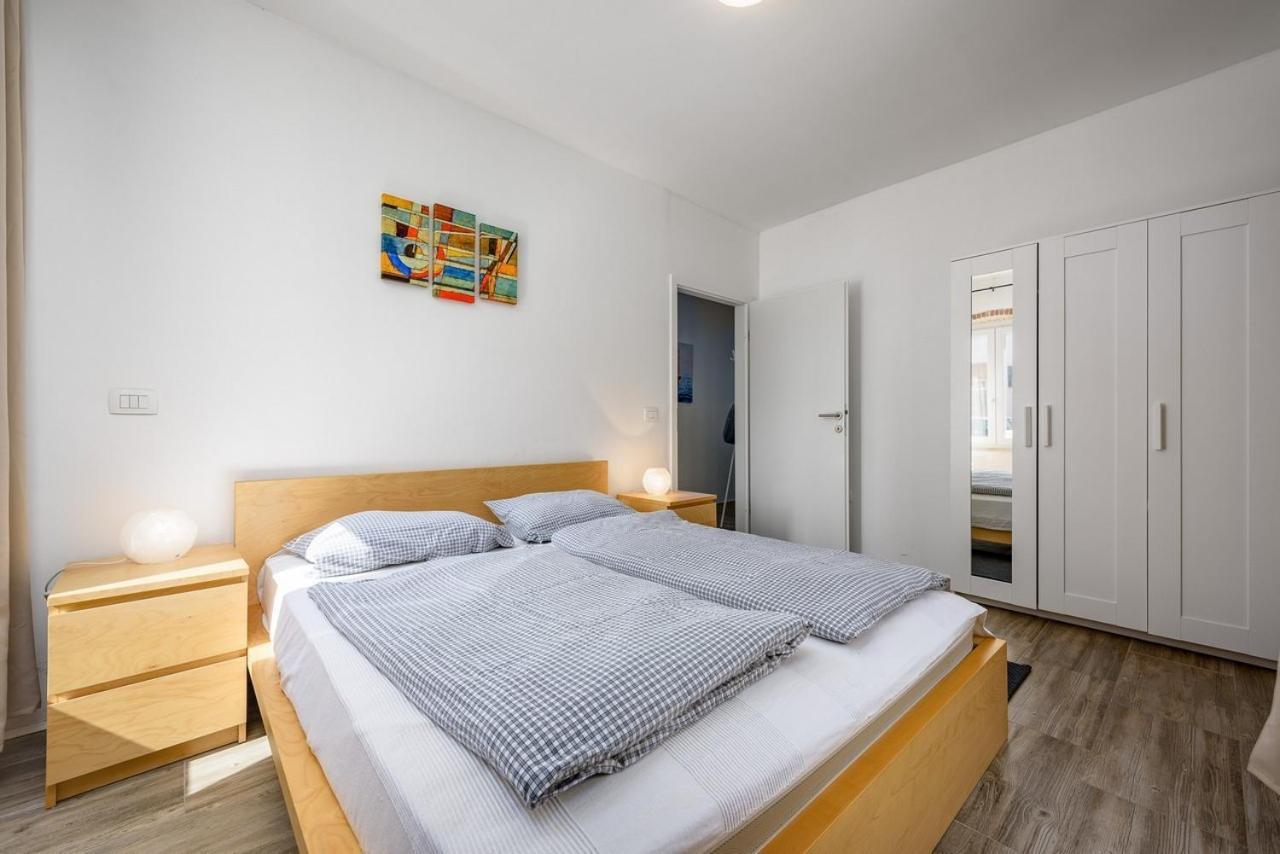Center House With Apartments Umag Exterior foto